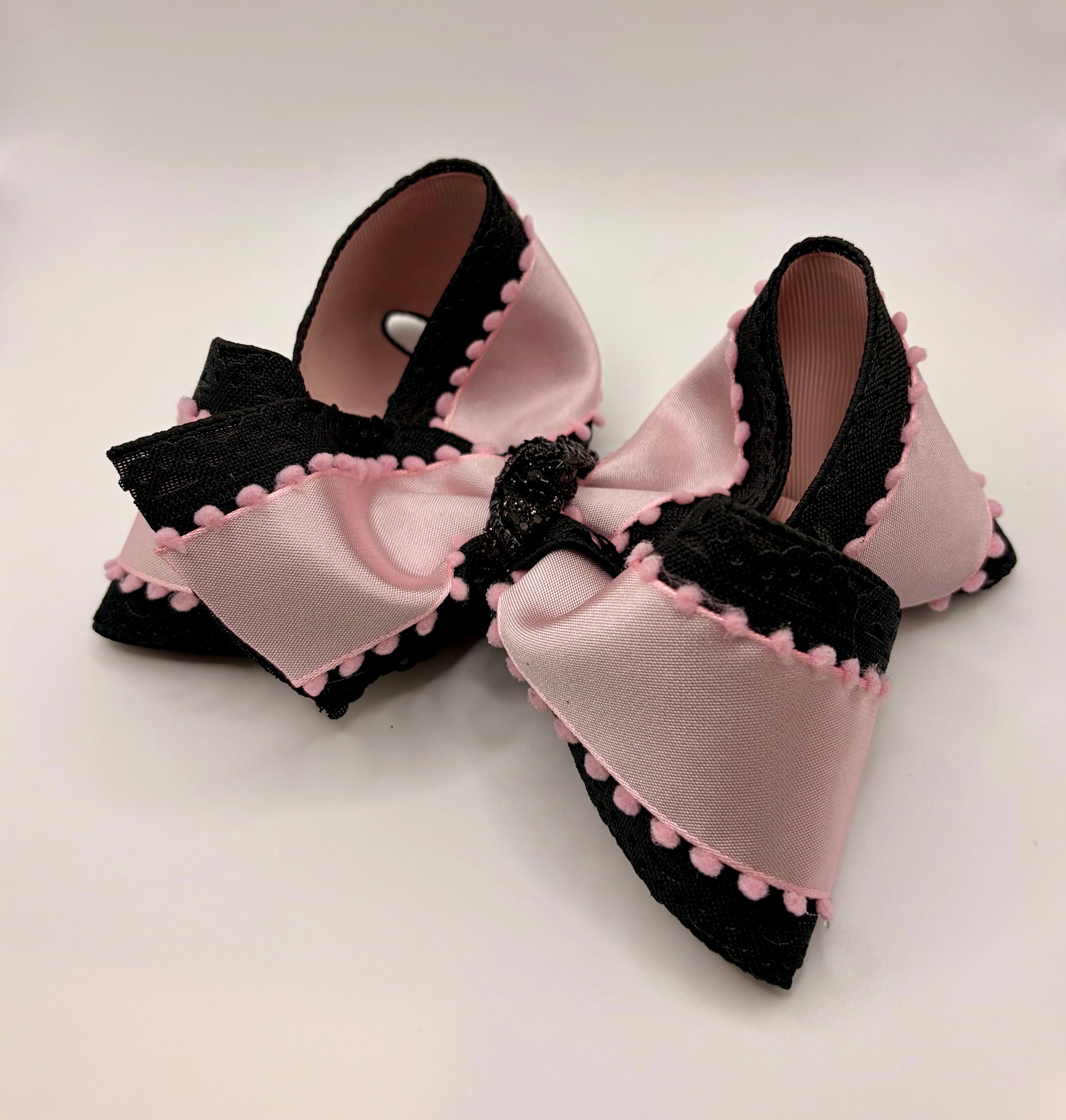 Quinn & Friends Collab Bow •Do not purchase unless invoiced•