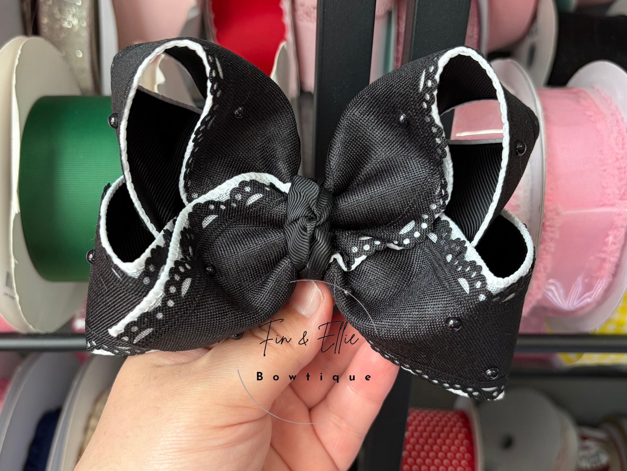 5.5” Black/White scallop lace bow